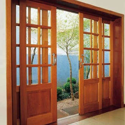 janela de madeira com vidro