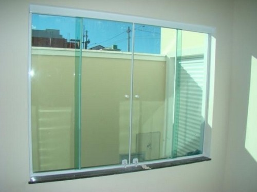 janela de vidro para quarto